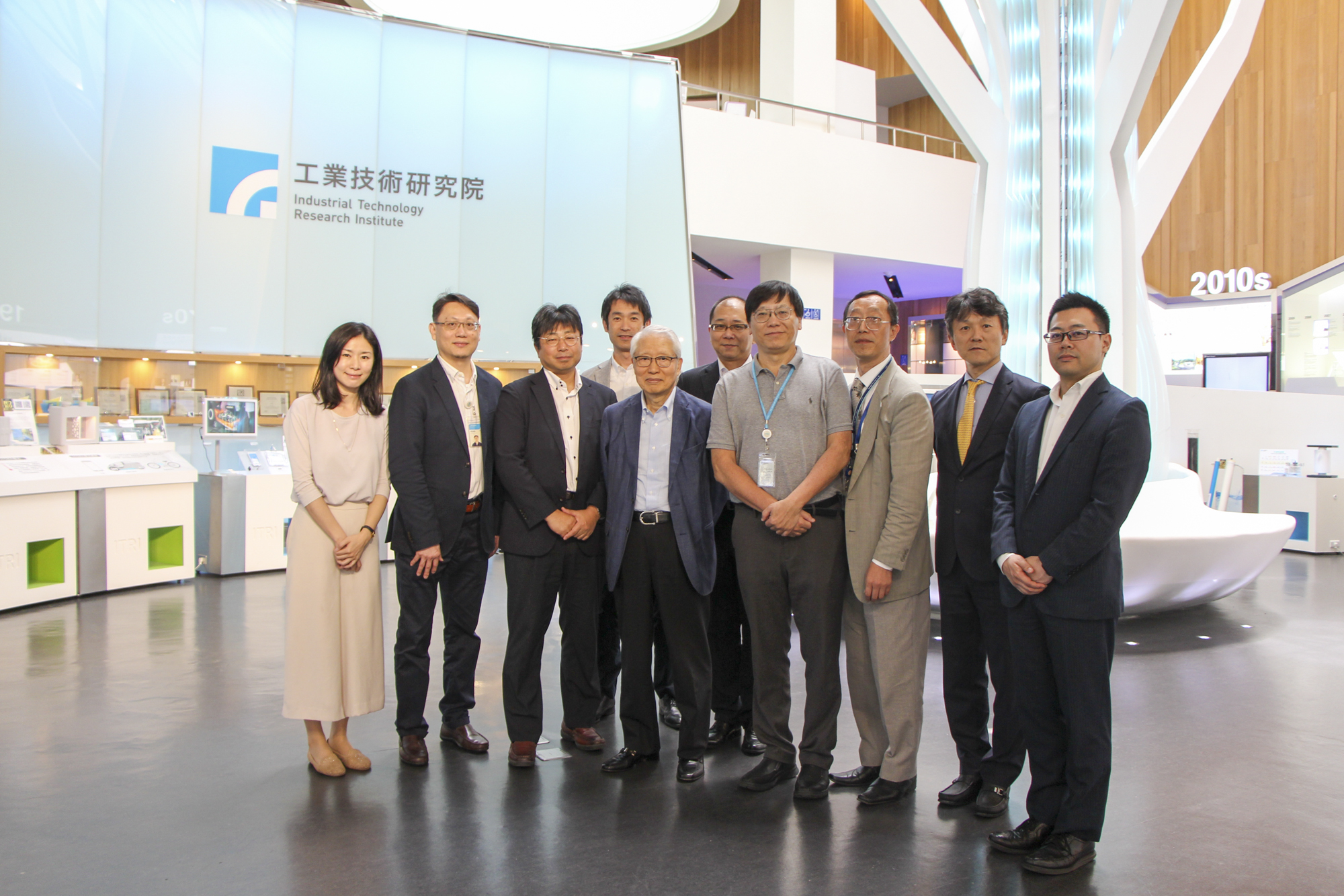 ITRIショールームで熊谷先生、ITRI 研究員、富士通株式会社第二ヘルスケアソリューション事業部の面々
